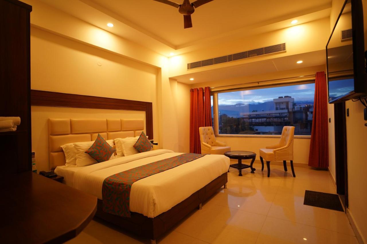 Hotel Doon'S Pride Dehradun Exteriör bild